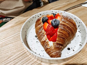 Ein gefülltes und gebackenes Croissant mit Beeren | © Getty Images/Elvira Kashapova