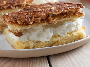 Drei Stücke veganer Kuchen (Bienenstich) auf einem Teller | © Getty Images/Angelika Heine