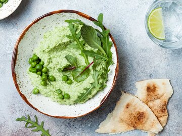 Eine Schüssel mit grünem Dip aus Erbsen und Ruccola | © Getty Images/sveta_zarzamora