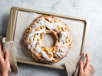 Ein veganer Hefezopf mit Puderzucker und getrockneten Früchten | © Getty Images/Emi Lace / 500px