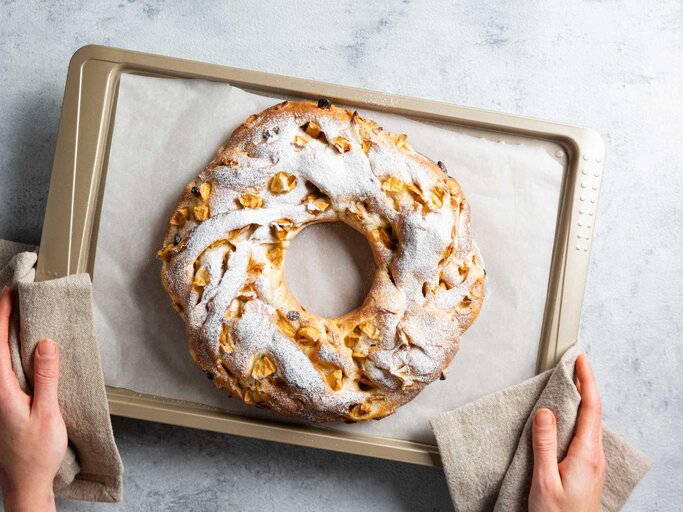 Ein veganer Hefezopf mit Puderzucker und getrockneten Früchten | © Getty Images/Emi Lace / 500px