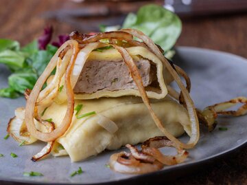 Schwäbische Maultasche mit Zwiebeln auf einem Teller  | © Getty Images/bernjuer