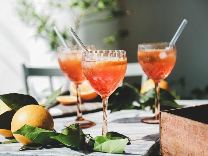 Aperol Spritz Royal Cocktail in Gläsern mit frischen Orangen | © Getty Images/Foxys_forest_manufacture
