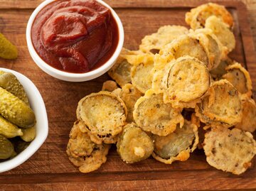 Pickle Chips, frittierte Gewürzgurken mit Ketchup auf einem Teller | © Getty Images/I_rinka