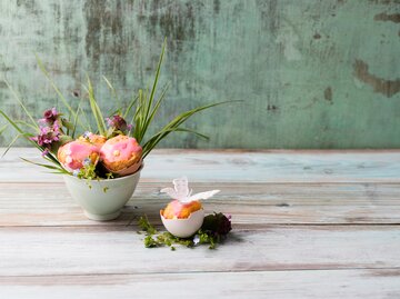 Kuchen im Ei mit Osterdeko | © GettyImages/Westend61