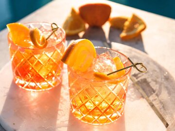 Nahaufnahme von Gläsern mit Orange-Lillet-Spritz | © Getty Images/MonicaNinker