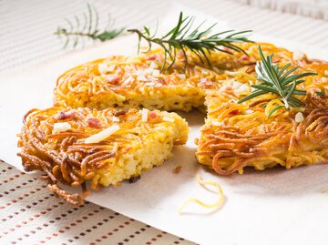 Nudeltorte mit Rosmarinzweigen oben drauf | © GettyImages/tenkende