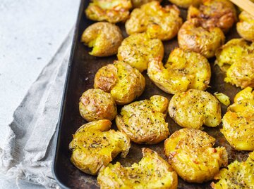Smashed Potatoes auf einem Backblech | © Getty Images/Roxiller