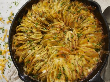 Eine Portion geschichtetes Kartoffelgratin | © Getty Images/LauriPatterson