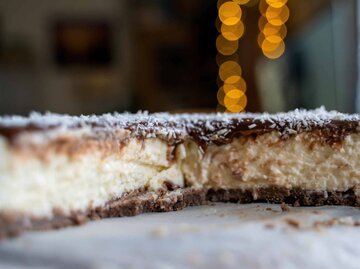 Saftiger Bounty-Kuchen, angeschnitten, von vorne fotografiert | © Getty Images/Arpan