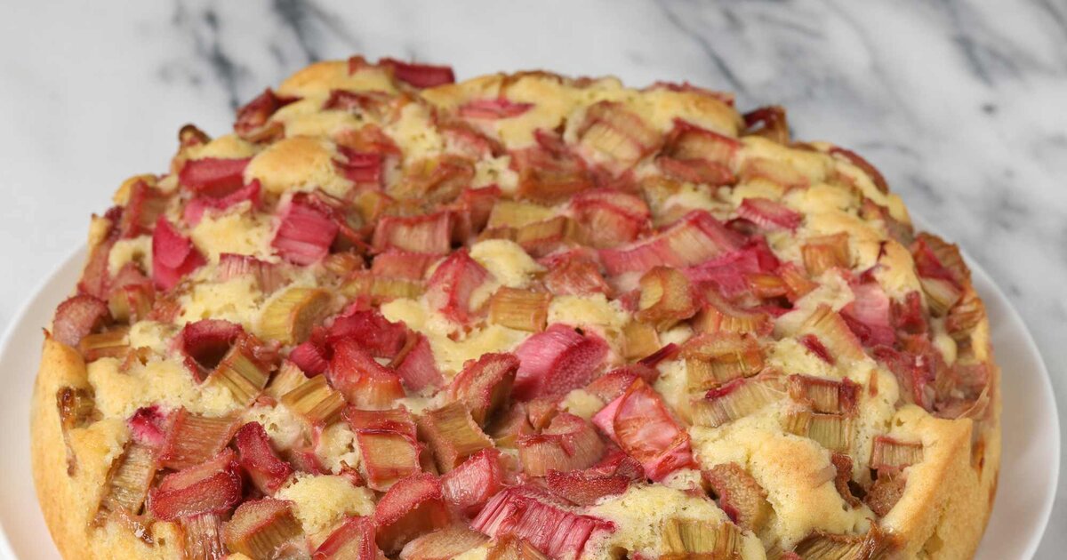 Saftig lecker: Omas Rhabarberkuchen mit Puddingcreme wie aus Kindertagen
