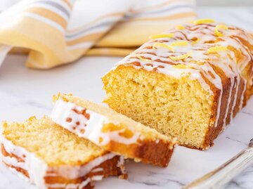 Zitronenkuchen mit weißer Zuckerglasur | © Getty Images/Cris Cantón