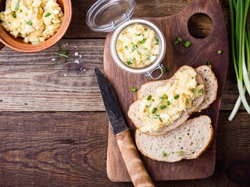 Eine Scheibe Brot mit Ei-Aufstrich | © Getty Images/istetiana