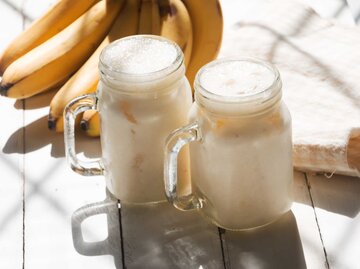 Ein Glas mit Bananenmilch | © Getty Images/photograph by dorisj