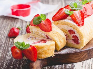 Erdbeer-Biscuitrolle mit feiner Creme und frischen Erdbeeren | © Getty Images/istetiana