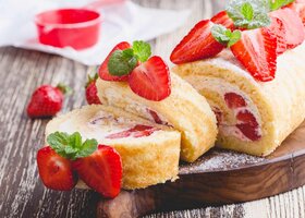 Erdbeer-Biscuitrolle mit feiner Creme und frischen Erdbeeren