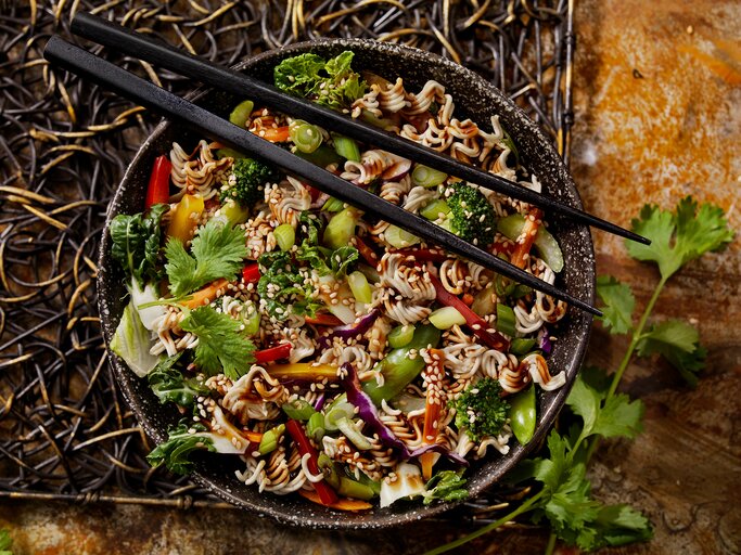Friss-dich-dumm-Salat mit asiatischem Gemüse und Mienudeln | © GettyImages/LauriPatterson