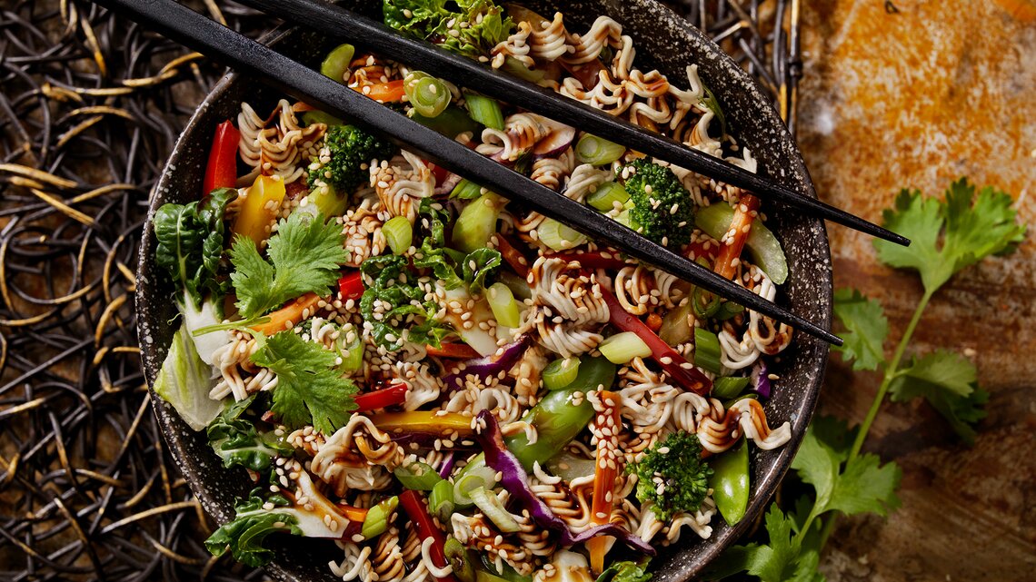 Friss-dich-dumm-Salat mit asiatischem Gemüse und Mienudeln | © GettyImages/LauriPatterson