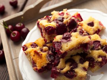 EIn Teller mit mehreren Stücken gedecktem Kirschkuchen | © Getty Images/Pannonia