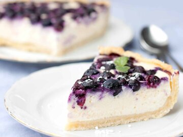 Skyr Käsekuchen mit Heidelbeeren | © Getty Images/shtukicrew