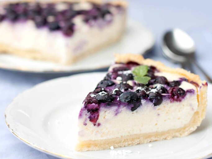 Herrlich saftig: Rezept für Skyr-Käsekuchen mit Heidelbeeren