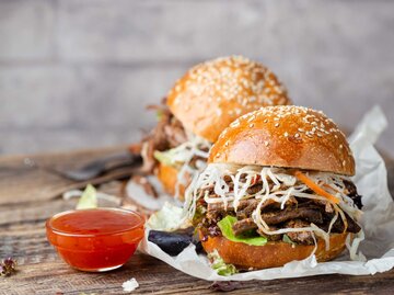 Ein fertiger Burger mit Coleslaw und Habanero-Creme | © Getty Images/Magda Movila