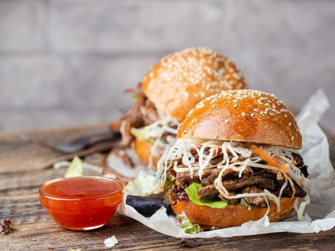 Ein fertiger Burger mit Coleslaw und Habanero-Creme | © Getty Images/Magda Movila