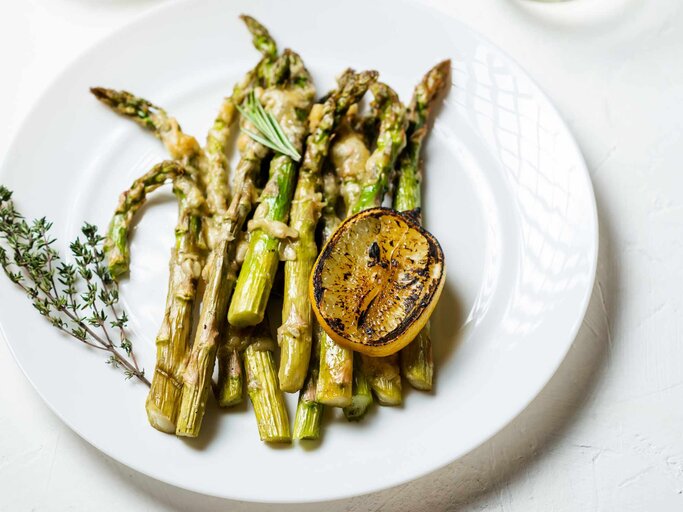 Alternative zu Bratwurst: Spargel vom Grill mit Parmesankruste