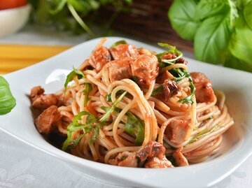 Spaghetti mit Hähnchen und Rucola | © Getty Images/Dorin Vladu / 500px