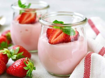 Buttermilch Mousse mit Erdbeeren | © Getty Images/Lilechka75