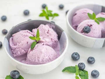 Skyr-Eis mit Heidelbeeren | © Getty Images/A_Lein