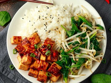 Ein Teller veganes Stirfry mit Reis und Tempeh | © Getty Images/DronG