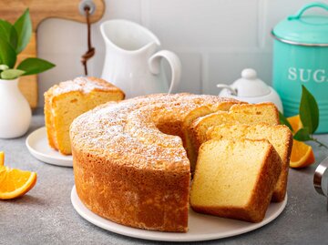 Ein besoffener Kapuziner Kuchen mit Puderzucker | © Getty Images/VeselovaElena