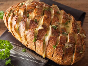 Party-Brot mit Käse | © Getty Images/OlgaMiltsova