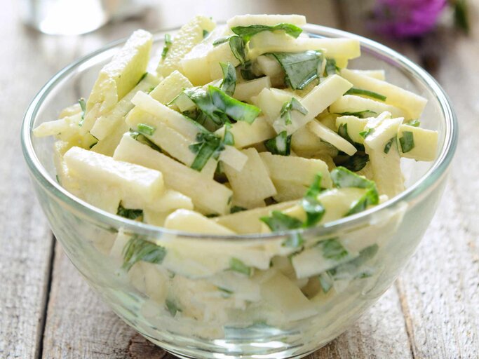 Erfrischend leichter Lunch: Kohlrabi-Salat mit Apfel und Joghurt