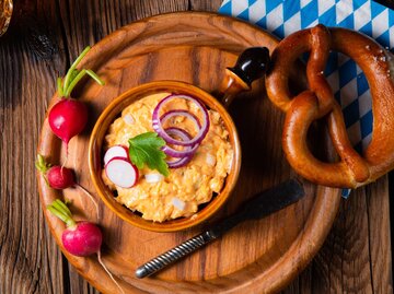 Ein Tisch mit traditionell bayrischen Speisen und Getränken | © Getty Images/Dar1930