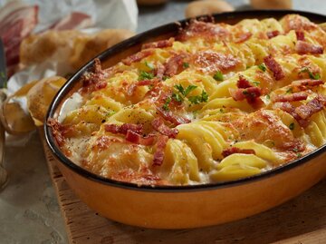 Ein Auflauf mit Kartoffeln, Schinken und Käse  | © Getty Images/foodandstyle