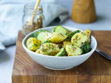 Eine Schüssel Fenchel-Kartoffelsalat mit Dill | © Getty Images/olgakr