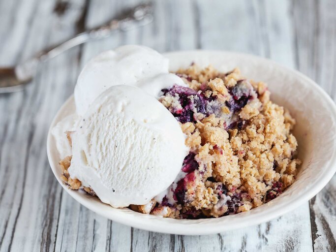 Veganer Blackberry-Cobbler: Einfaches Rezept für das sommerliche Dessert