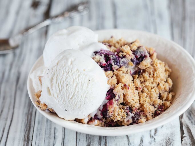 eine Schüssel mit veganem Cobbler und etwas Vanilleeis | © Getty Images/StephanieFrey