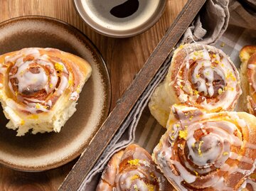 Saftige Lemonrolls, Hausgemachte Zitrone süße Wirbel Brötchen | © Getty Images/iko636