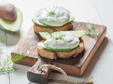 Tzatziki auf Avocado | © Getty Images/Shaiith