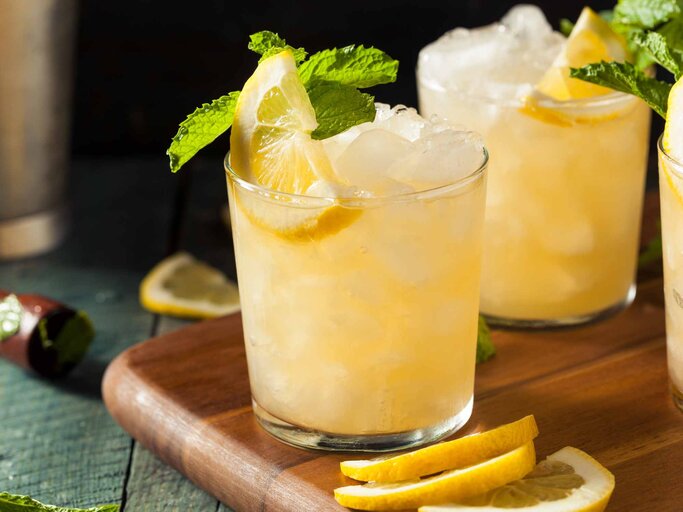 Zitronen-Ingwer-Spritz Cocktail | © Getty Images/bhofack2
