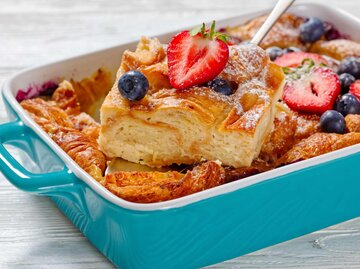 Heidelbeerkuchen mit Croissants | © Getty Images/from_my_point_of_view