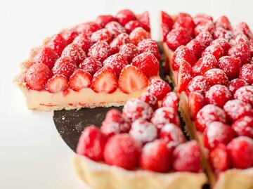 Erdbeer-Pudding-Kuchen angeschnitten | © Getty Images/Samere Fahim Photography