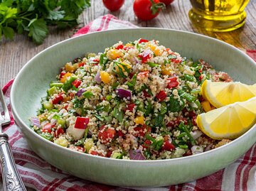 Eine Schüssel Bulgursalat | © Getty Images/BURCU ATALAY TANKUT