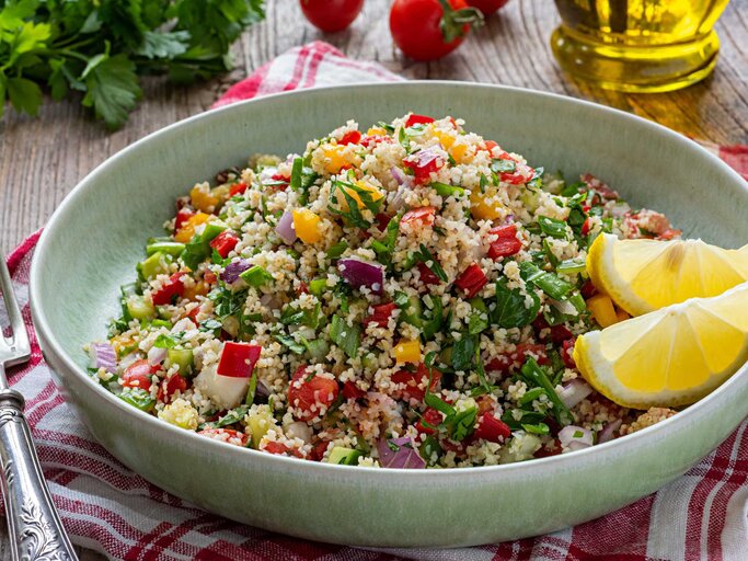 Eine Schüssel Bulgursalat | © Getty Images/BURCU ATALAY TANKUT