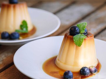 Kokos-Flan mit frischen Früchten und Karamell Soße | © Getty Images/maitetxu