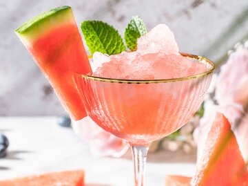 Wassermelonengranita Glasbecher auf Marmortisch mit Wassermelonenscheiben und Minzblättern | © Getty Images/MEDITERRANEAN