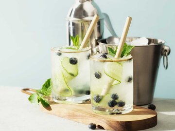 Ein Glas Huckleberry Mojito mit Limette, Minze und Blaubeere | © Getty Images/klenova